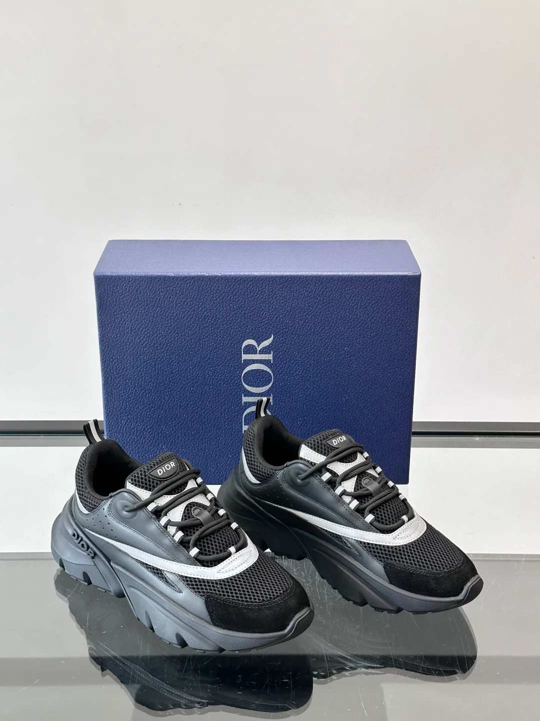 Men's shoes 💰p520 "Dior" B22 retro jogging shoes, inspired by classic jogging shoes, low-top thick sole design, cow leather + mesh fabric splicing, perfect texture and breathable. The black and white engraved rubber sole has great grip and comfort, and is OK for daily wear or sports! There is an embossed "CD" logo on the side of the shoe, which is low-key and recognizable. Rich colors, black and white, gray and blue, etc., versatile and fashionable, loved by European and American hip-hop circles and bloggers, a must-have for trendy wear size: 39-44 (customized at 45.46)